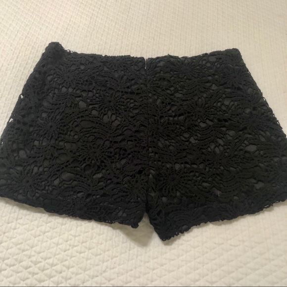 Monteau Lace Shorts - Picture 3 of 4